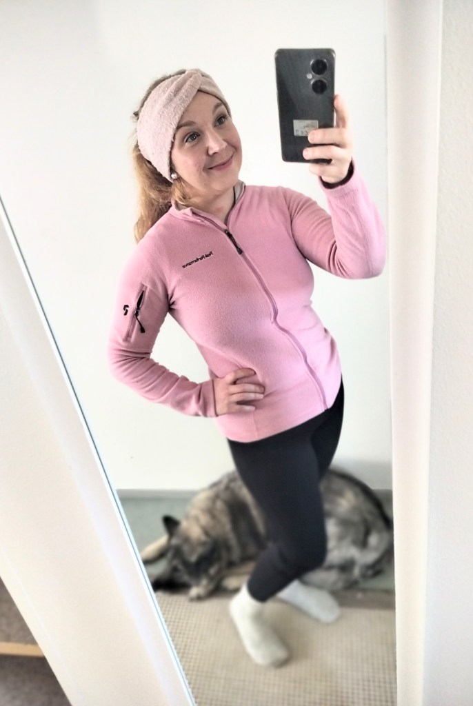 Peilin kautta otettu selfie naisesta ja koirasta