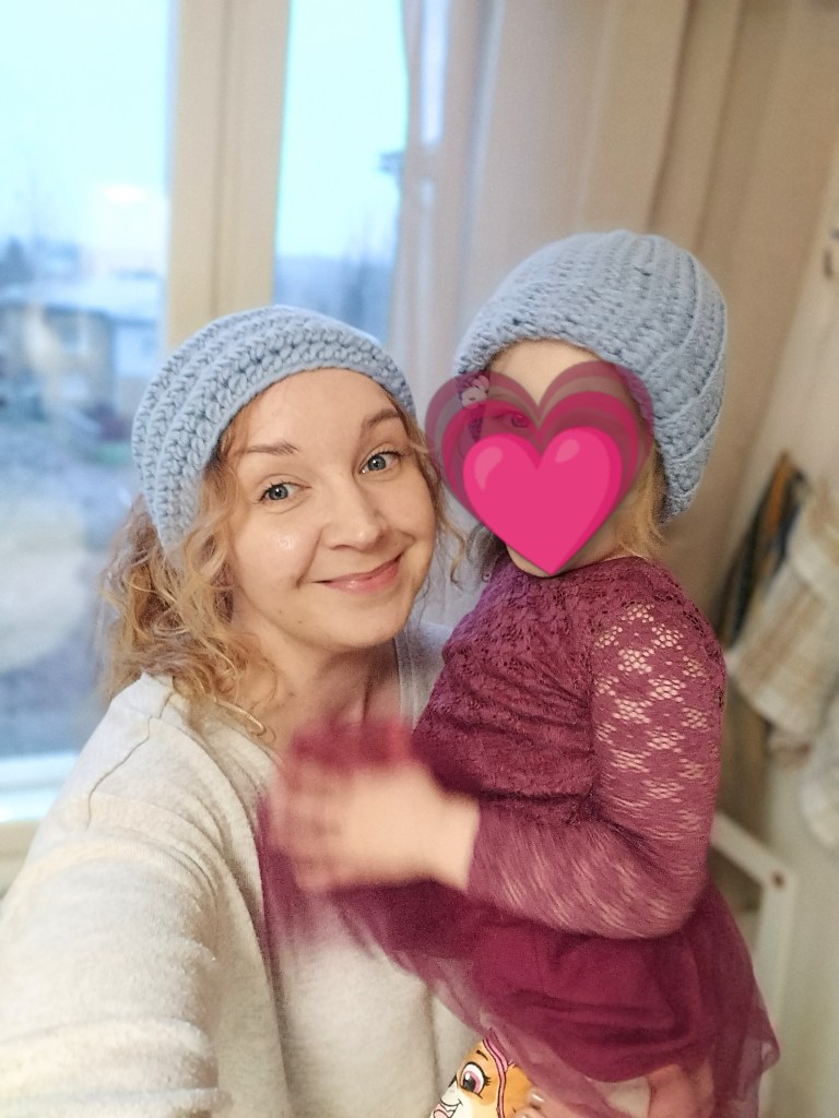 Äidillä kuvassa virkattu vaaleansininen otsapanta ja tyttärellä virkattu vaaleansininen pipo. 