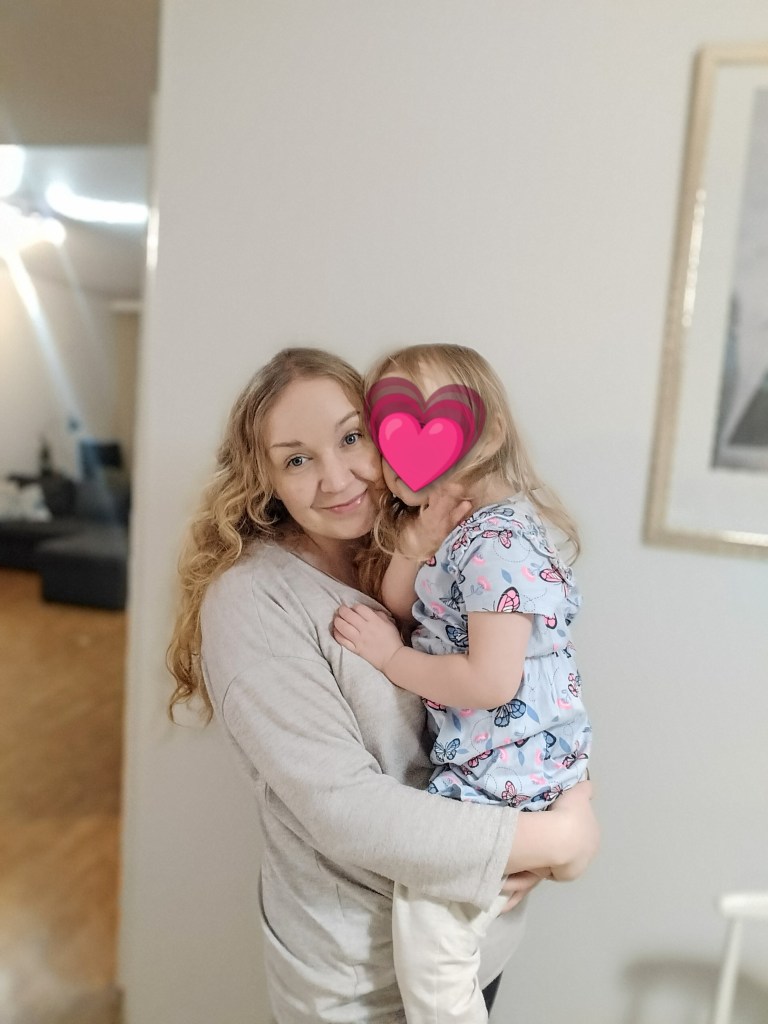 Äiti ja tytär muotokuvassa.