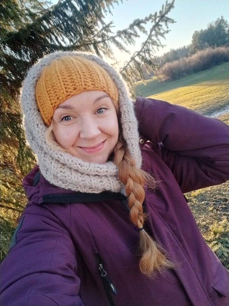 Itse tehty villainen tuubihuivi ja pipo. 