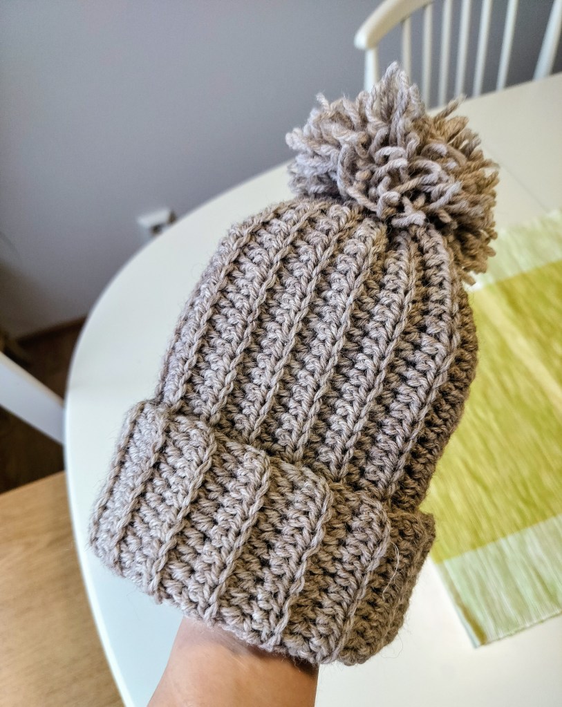 Virkattu beige tupsupipo 7 veljestä langasta.