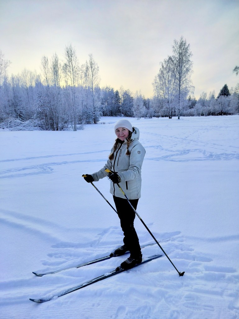 Kuvassa naisoletettu lähdössä hiihtämään Oittaalla