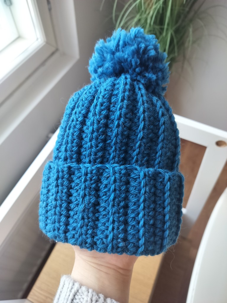 Virkattu sininen pipo