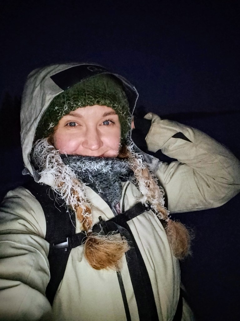 Hiihtäjällä hiuksetkin jäässä.