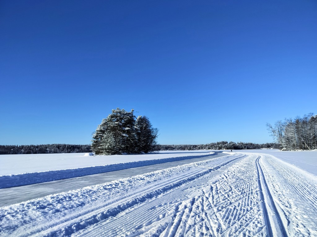 Kaunis talvipäivä Bodomjärven jäällä.
