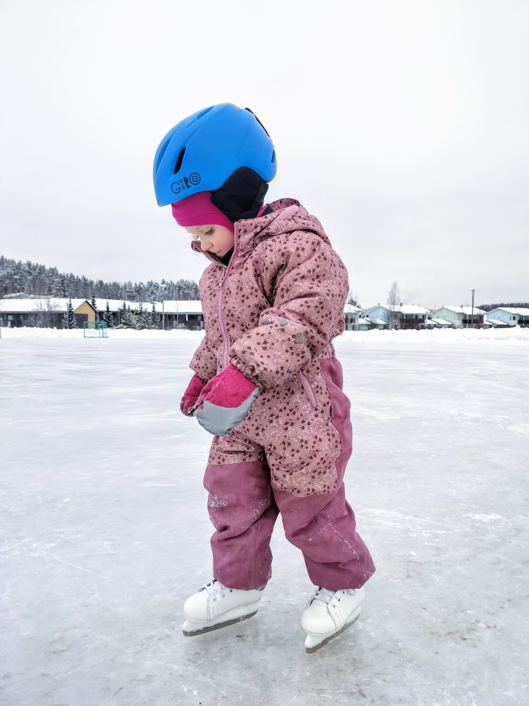 Lapsi luistelee jäällä.