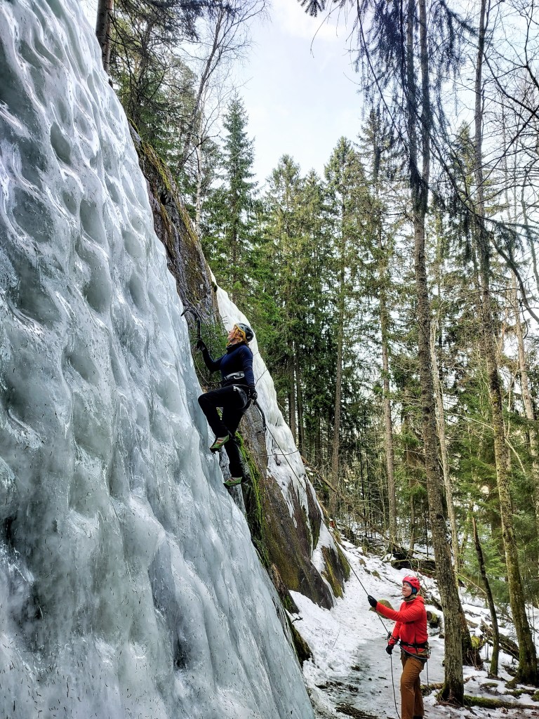 Henkilö kiipeää jäätä Kauhalassa