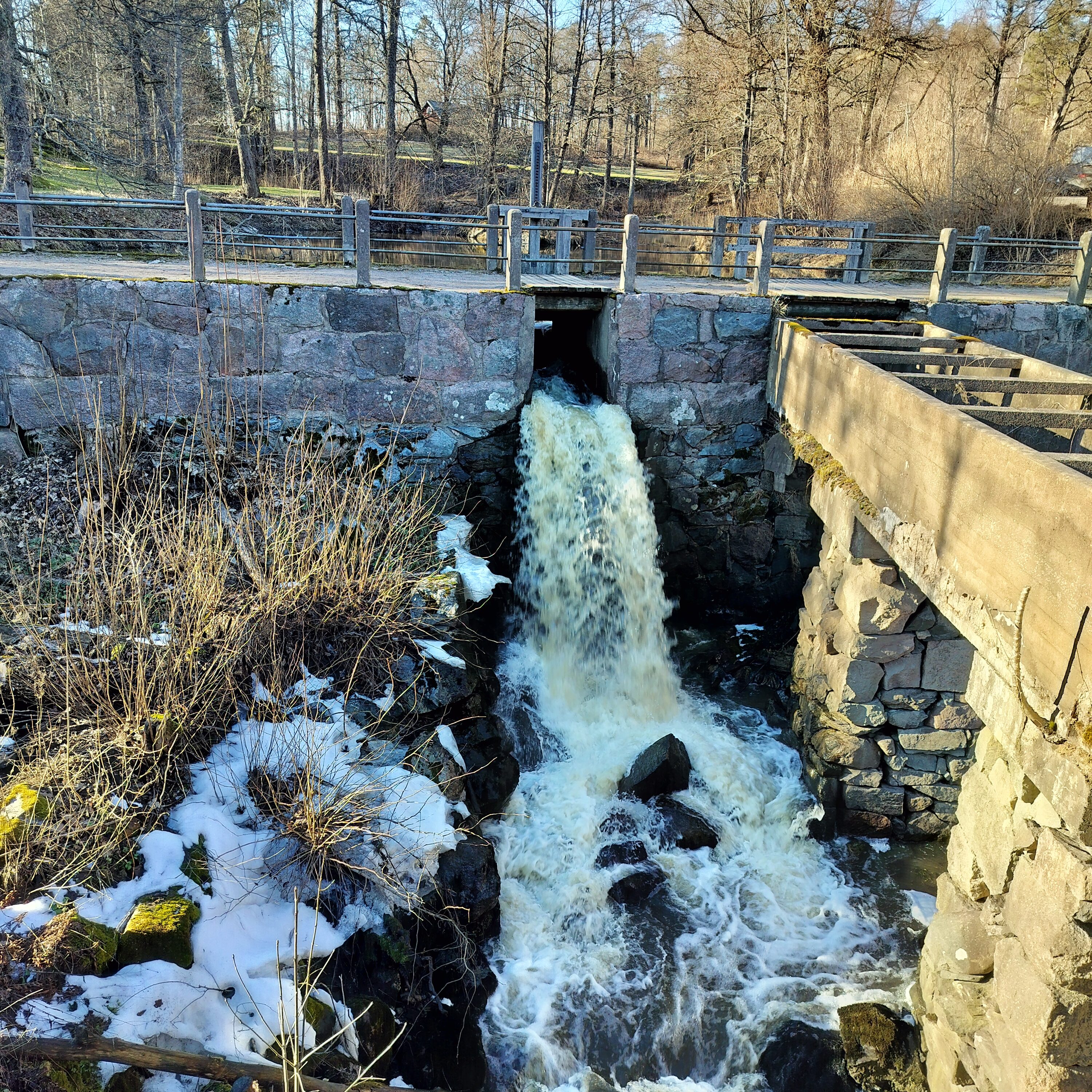 Vesi kuohuu vanhan sillan ali