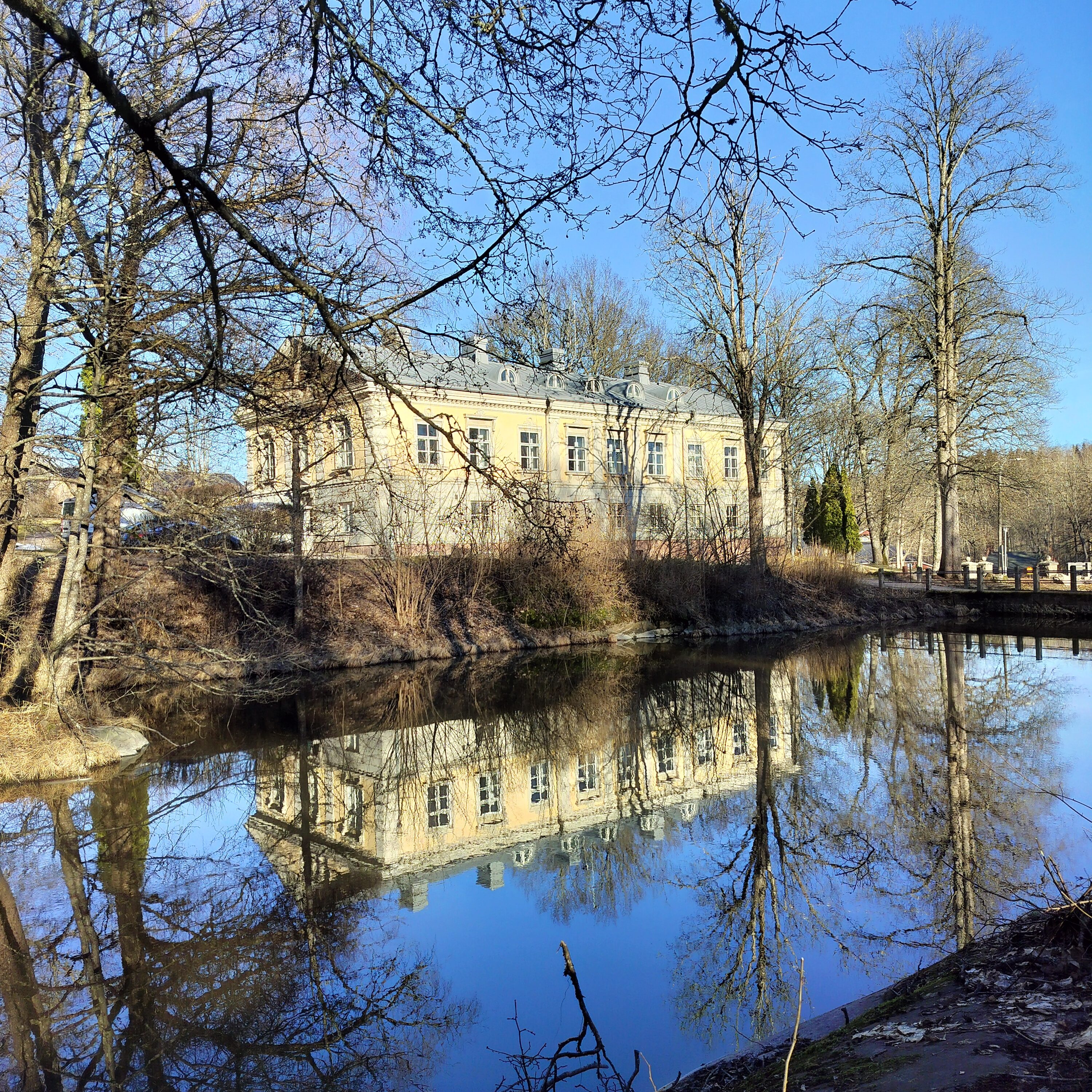 Espoon kartano kevätauringon valossa