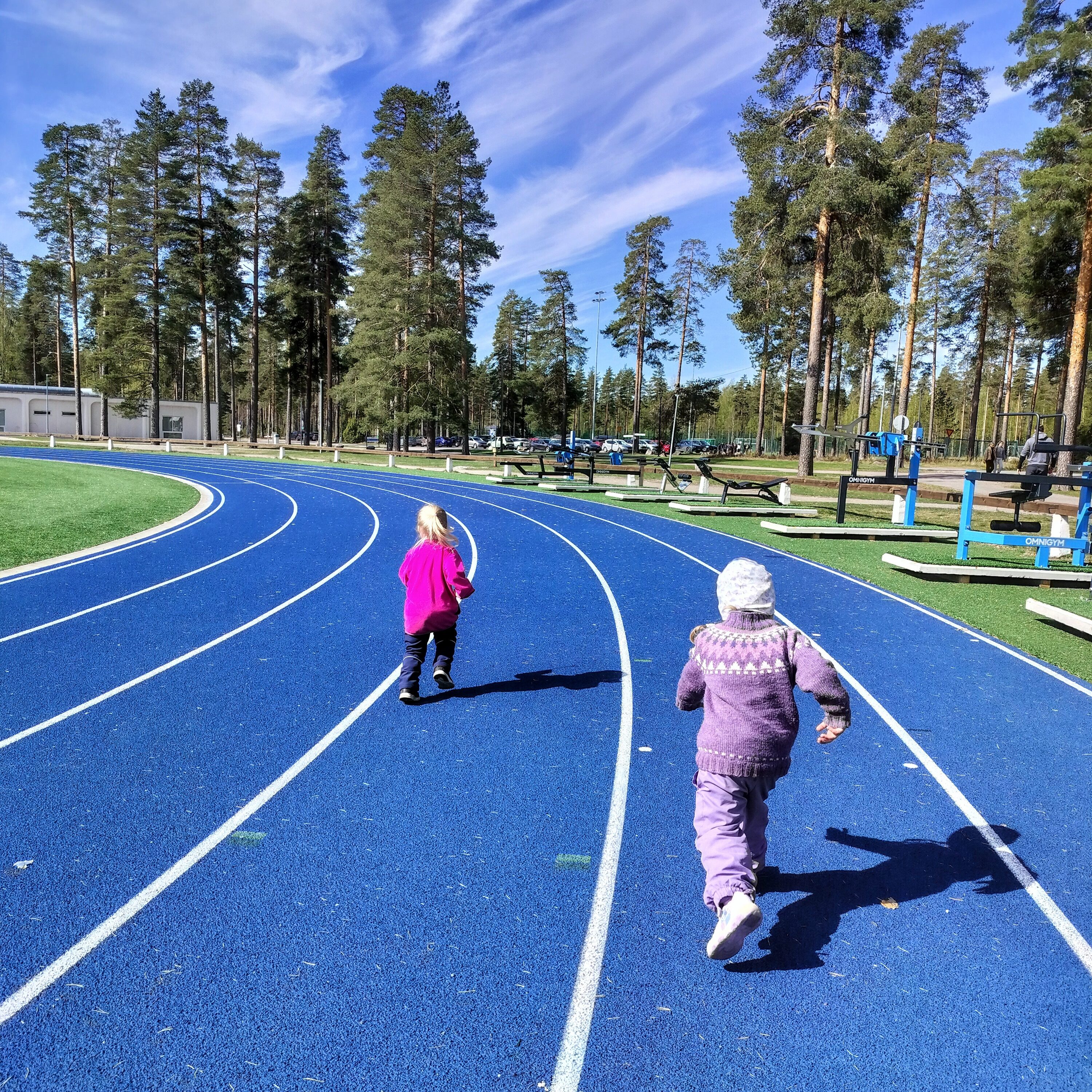 Pienet lapset juoksemassa juoksuradalla