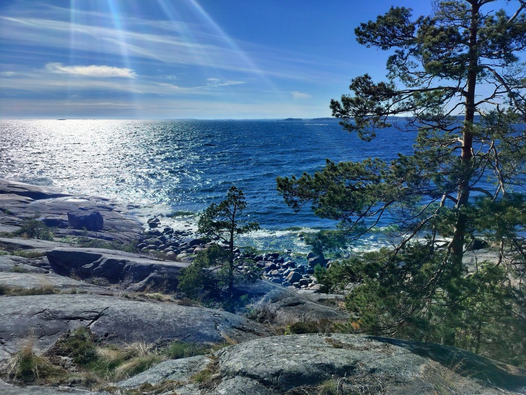 Porkkalanniemen merimaisema auringonpaisteessa.