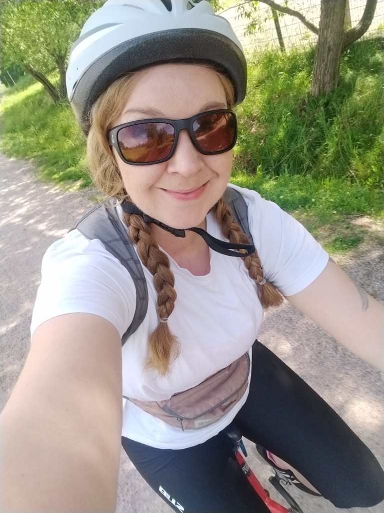 Nainen ottaa selfien pyörän selässä