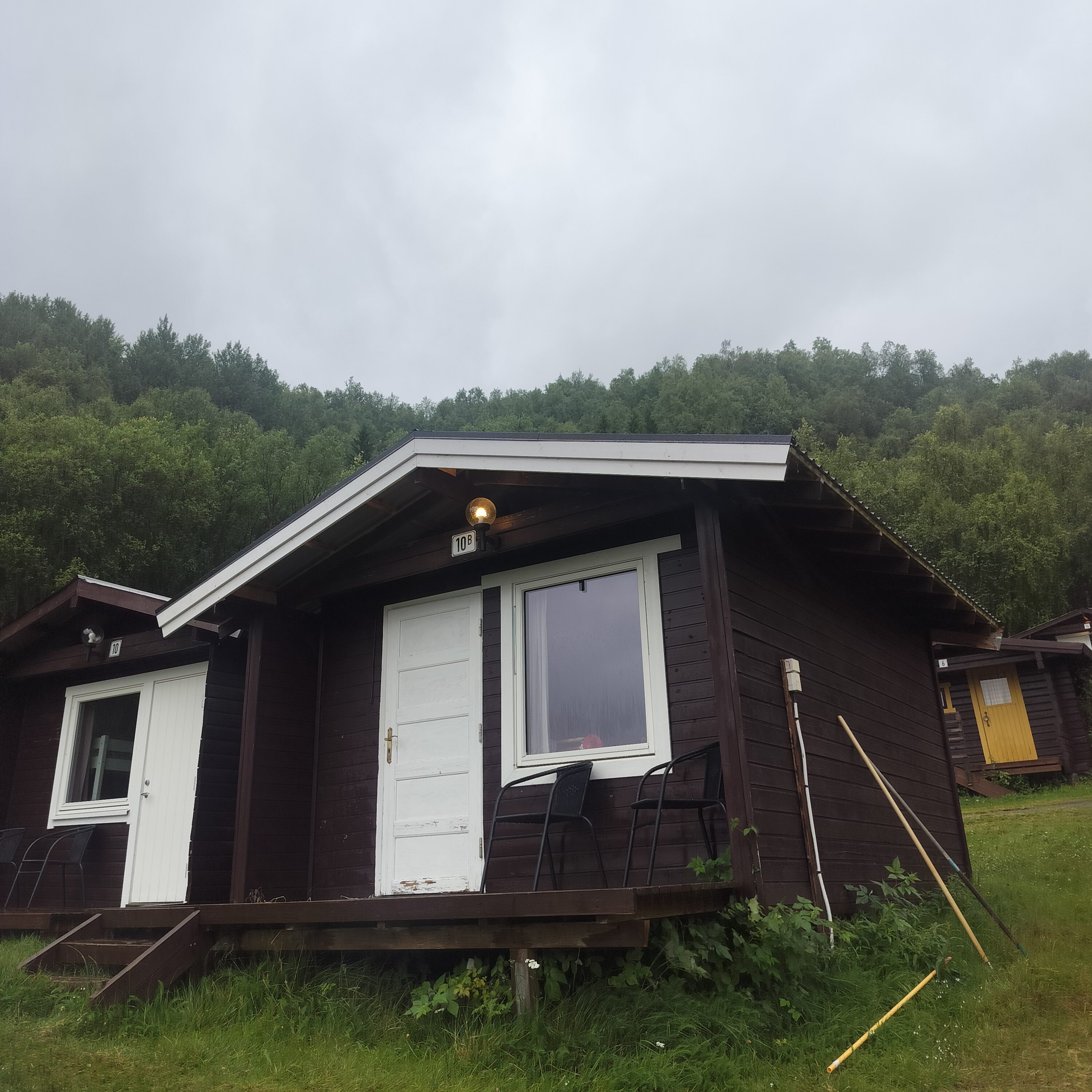 Puinen pieni mökki Narvikissa Norjassa. 