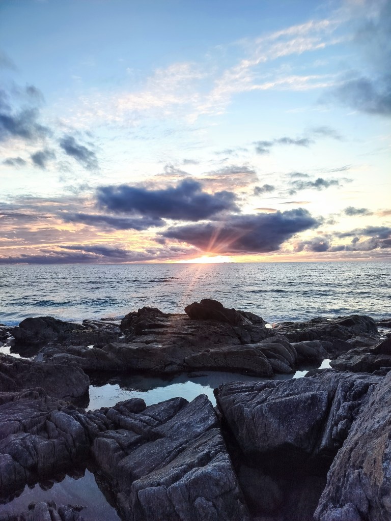 Auringonlasku merimaisemassa.